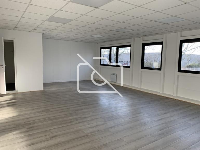 Entrepôt à louer à Bondoufle - 277 m²