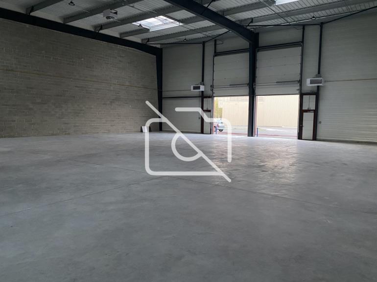 Entrepôt à vendre à Saint-Pierre-du-Perray - 1 424 m²