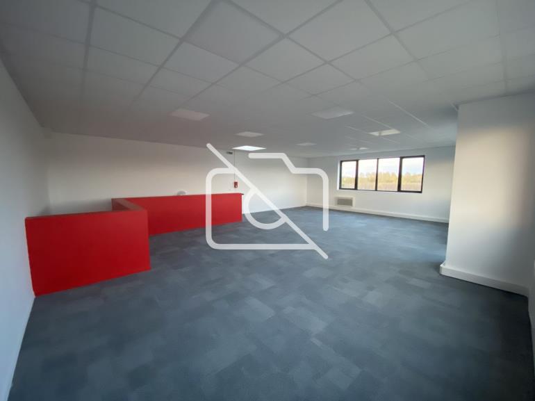 Entrepôt à vendre à Saint-Pierre-du-Perray - 1 424 m²