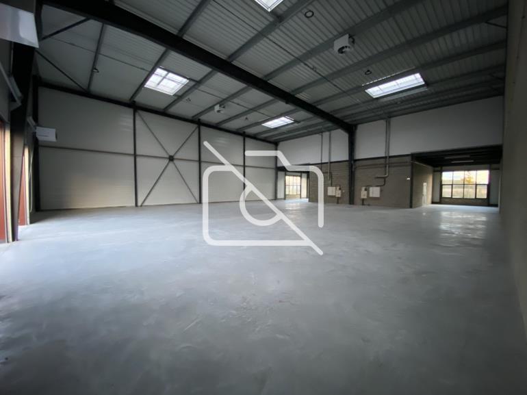 Entrepôt à vendre à Saint-Pierre-du-Perray - 1 424 m²