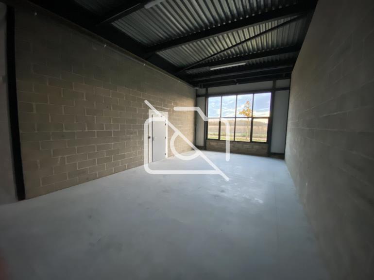 Entrepôt à vendre à Saint-Pierre-du-Perray - 1 424 m²