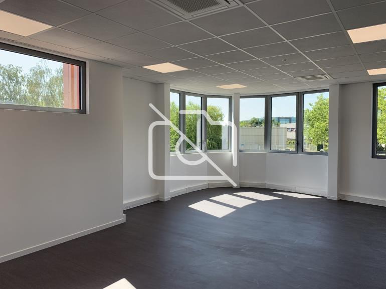 Entrepôt à louer à Villebon-sur-Yvette - 1 866 m²