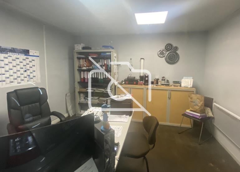 Entrepôt à vendre à Presles-en-Brie - 320 m²