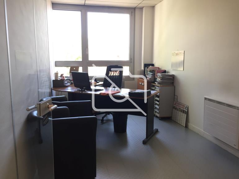 Entrepôt à louer à Émerainville - 753 m²