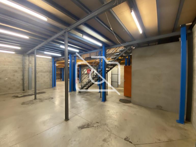 Entrepôt à louer à Fontenay-sous-Bois - 396 m²