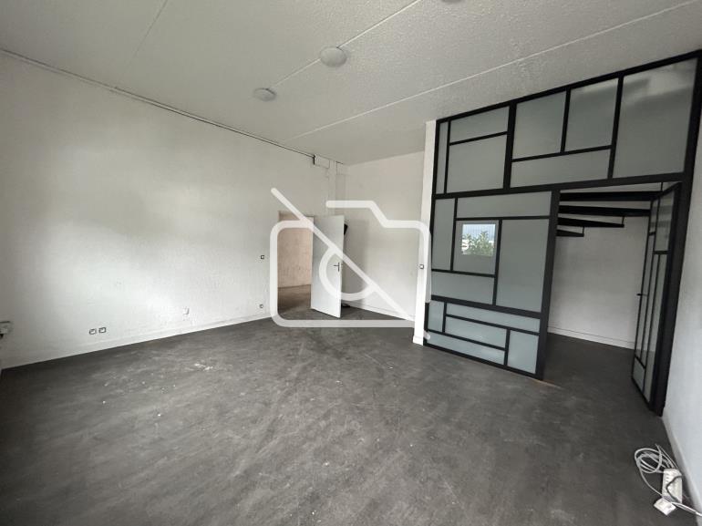 Entrepôt à louer à Chilly-Mazarin - 837 m²