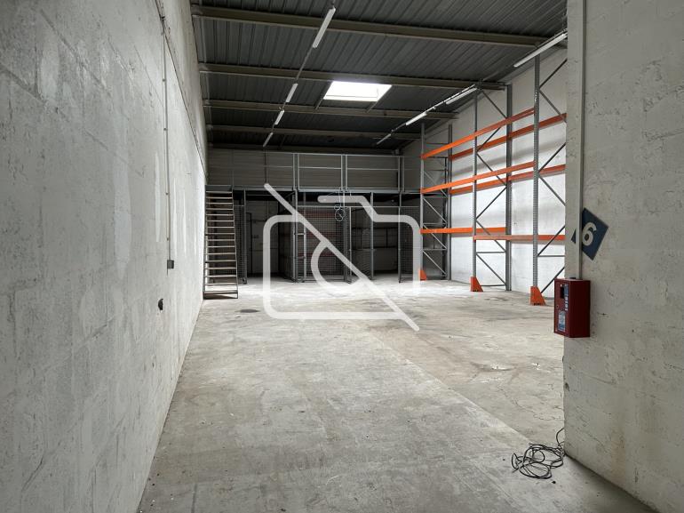 Entrepôt à louer à Chilly-Mazarin - 837 m²