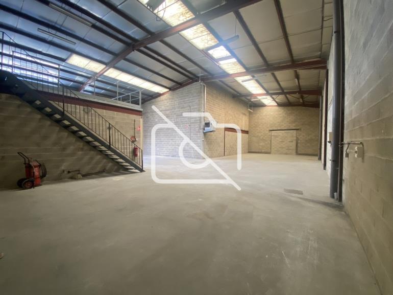Entrepôt à louer à Quincy-Voisins - 407 m²