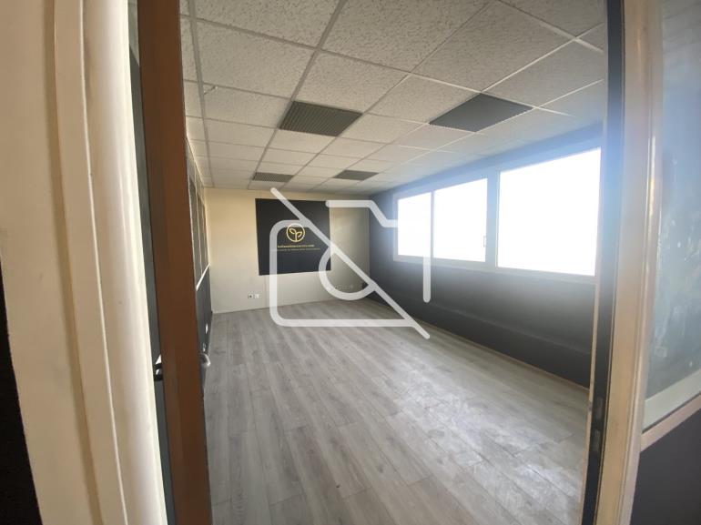 Entrepôt à louer à Quincy-Voisins - 407 m²