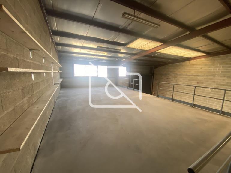 Entrepôt à louer à Quincy-Voisins - 407 m²