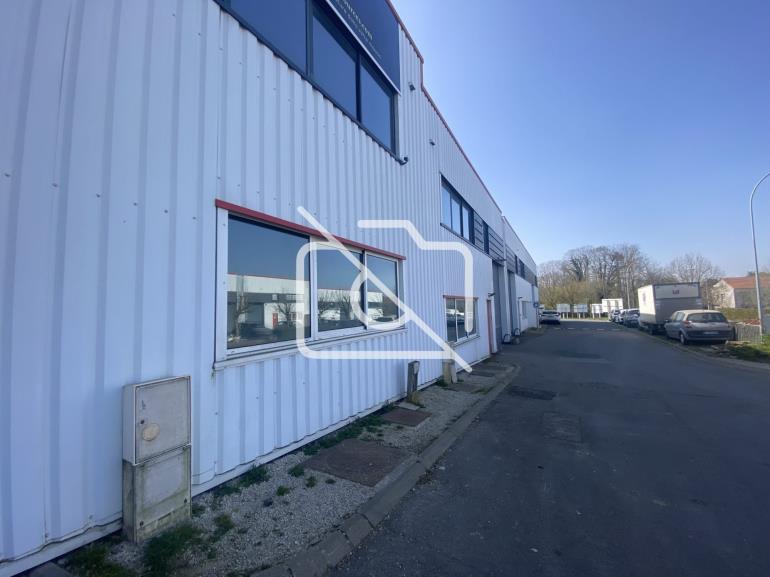 Entrepôt à louer à Quincy-Voisins - 407 m²