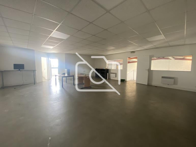 Entrepôt à louer à Quincy-Voisins - 407 m²