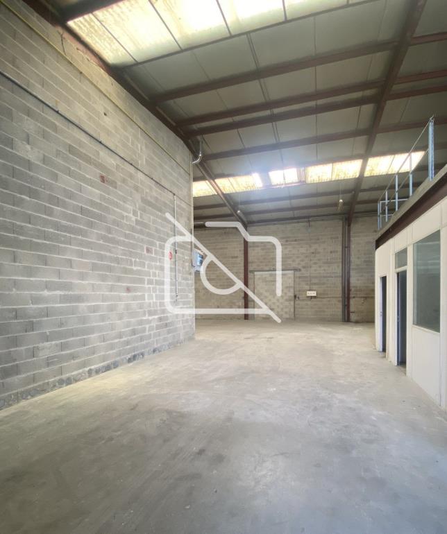 Entrepôt à louer à Quincy-Voisins - 407 m²