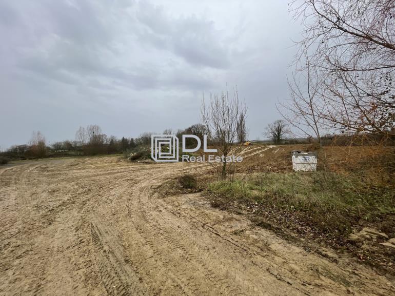 Terrain à louer à Chevry-Cossigny - 11 461 m²