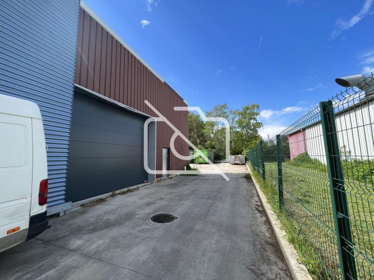 Entrepôt à vendre à Moissy-Cramayel - 240 m²