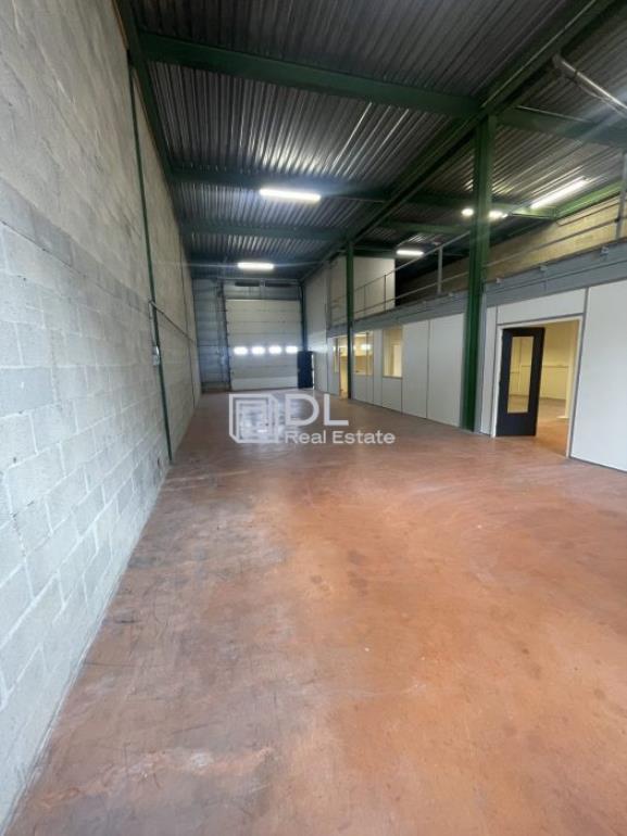Entrepôt à louer à Le Pin - 240 m²