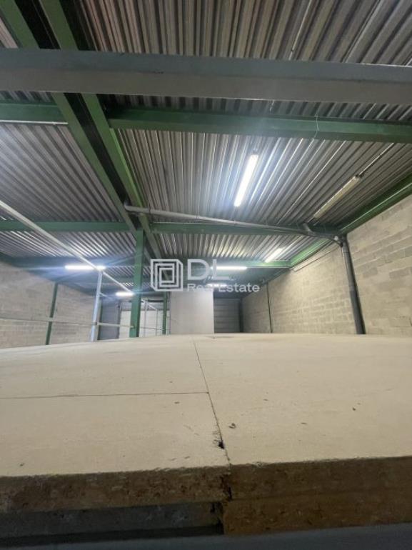 Entrepôt à louer à Le Pin - 240 m²