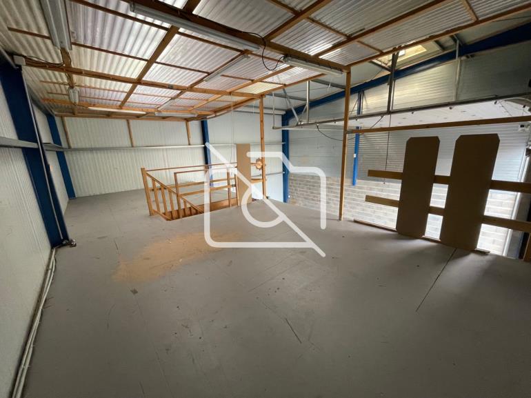 Entrepôt à louer à Brie-Comte-Robert - 140 m²