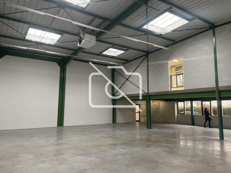 Entrepôt à louer à Saint Thibault des Vignes - 2 143 m²