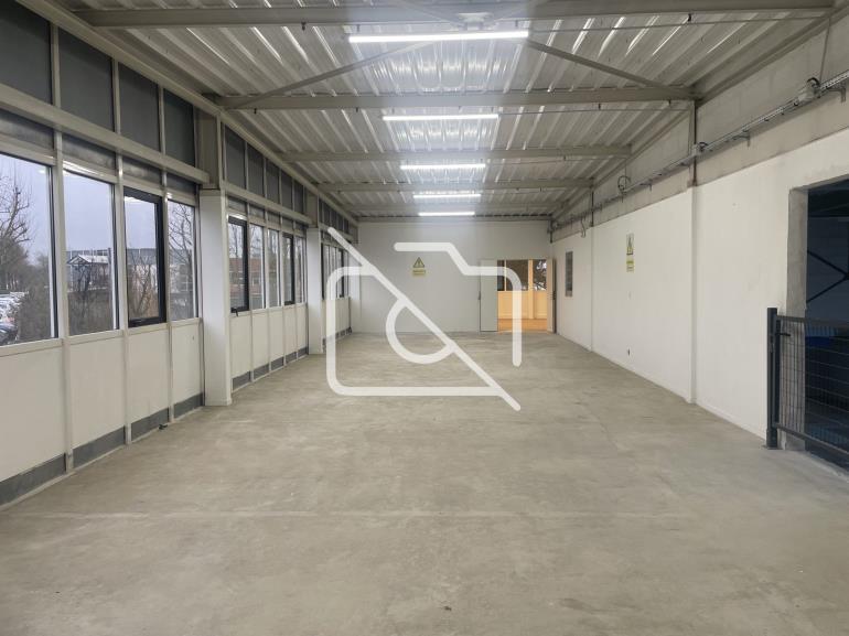 Entrepôt à louer à Saint Thibault des Vignes - 2 143 m²