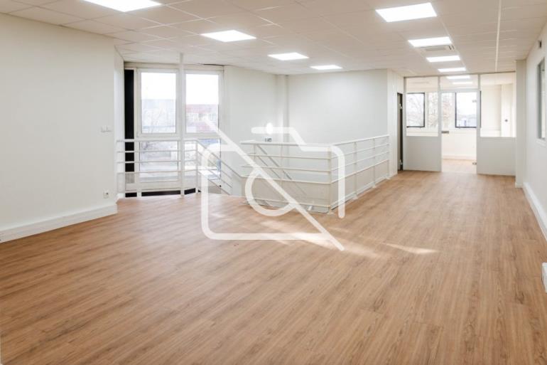 Entrepôt à louer à Saint Thibault des Vignes - 2 143 m²
