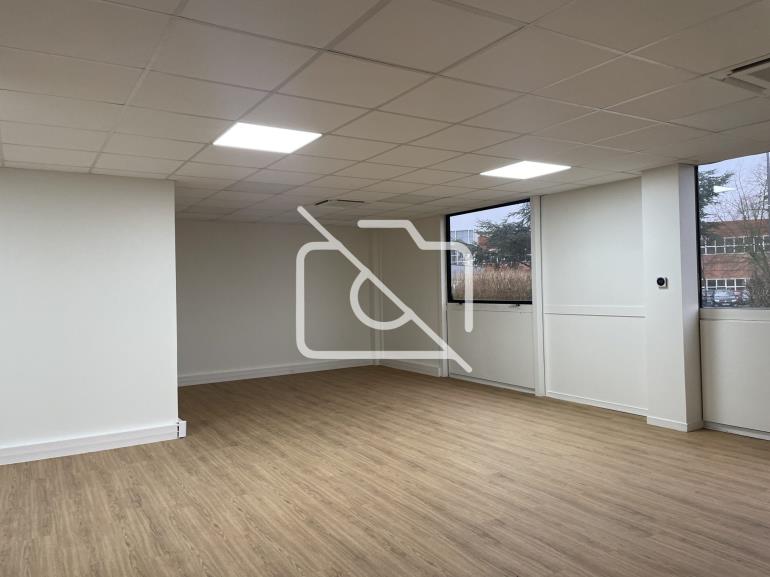 Entrepôt à louer à Saint Thibault des Vignes - 2 143 m²