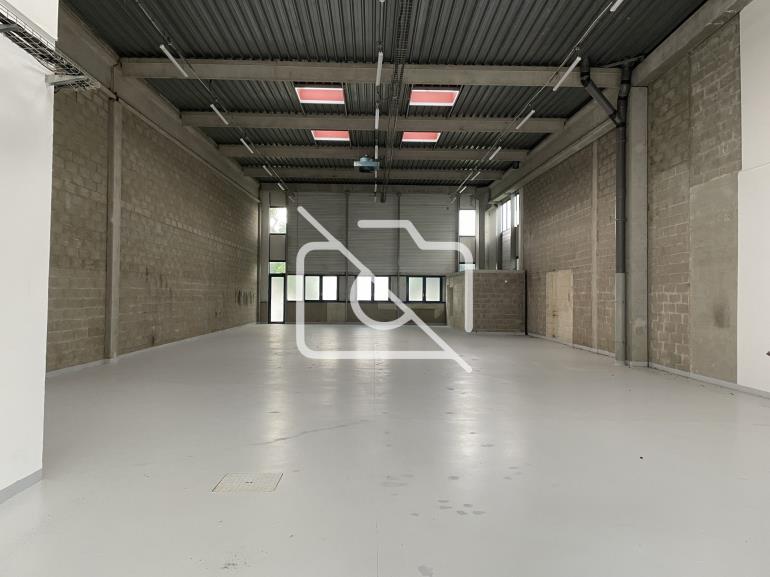 Entrepôt à louer à Fresnes - 2 076 m²