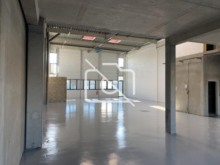 Entrepôt à louer à Fresnes - 2 076 m²
