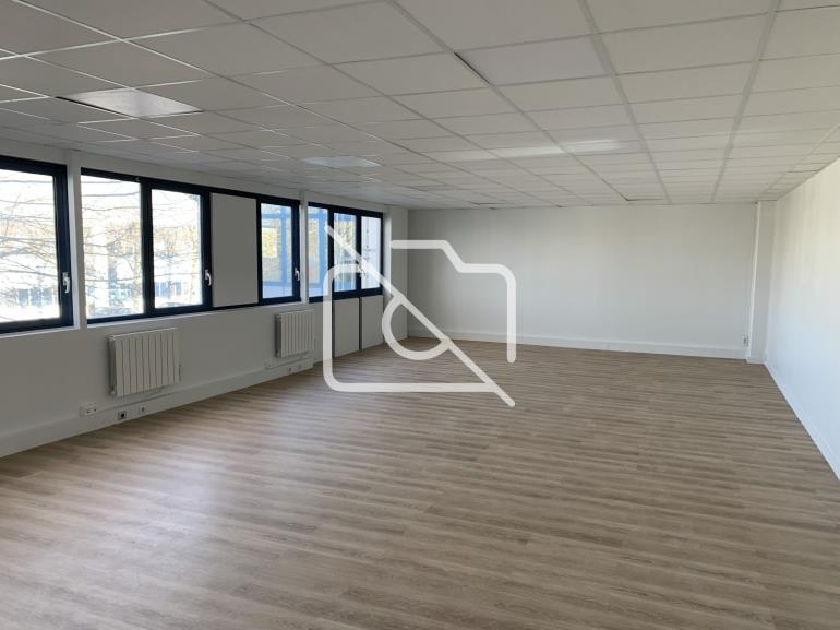 Entrepôt à louer à Fresnes - 2 076 m²