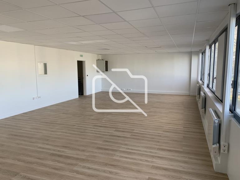 Entrepôt à louer à Fresnes - 2 076 m²