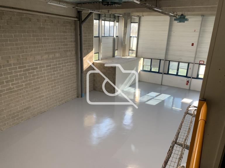 Entrepôt à louer à Fresnes - 2 076 m²
