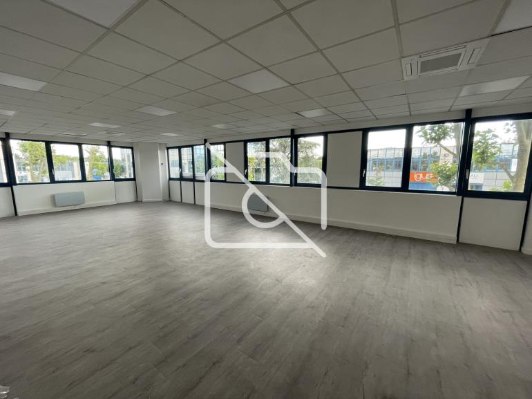 Entrepôt à louer à Fresnes - 2 076 m²