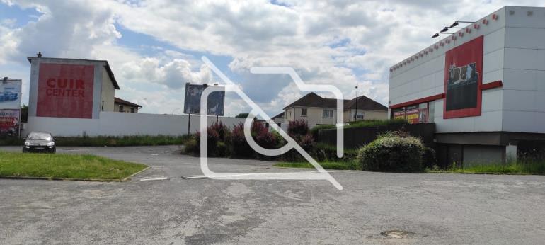 Local commercial à vendre à Ville-du-Bois - 1 300 m²