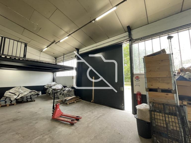 Entrepôt à louer à Le Pin - 834 m²