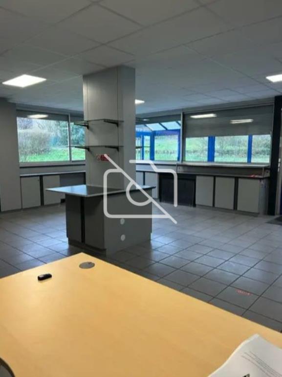Entrepôt à louer à Le Pin - 834 m²