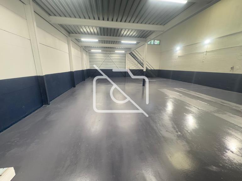 Entrepôt à louer à Orly - 376 m²