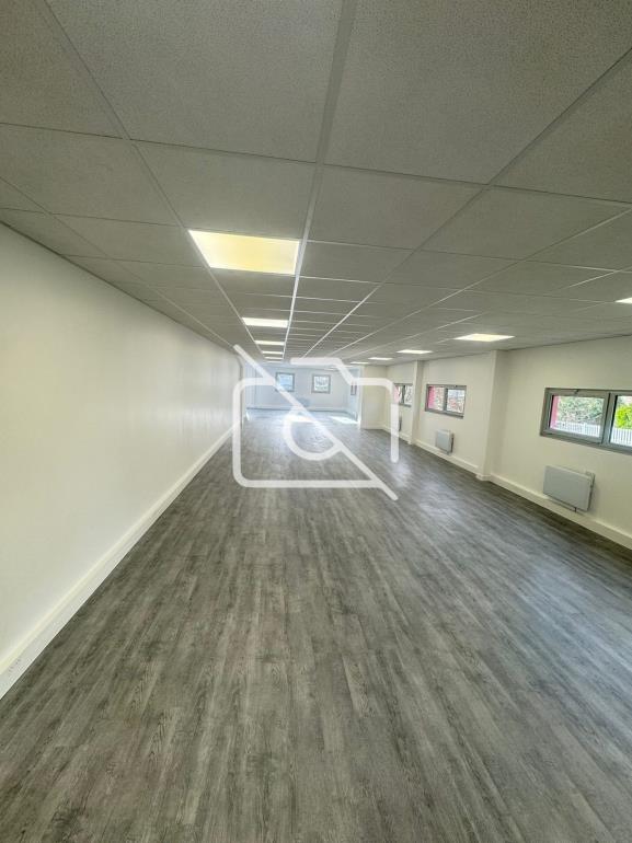Entrepôt à louer à Orly - 376 m²