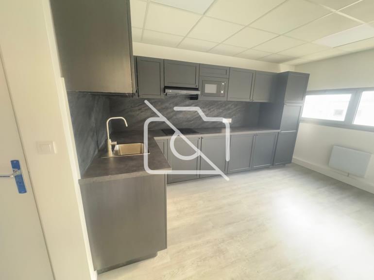 Entrepôt à louer à Orly - 376 m²