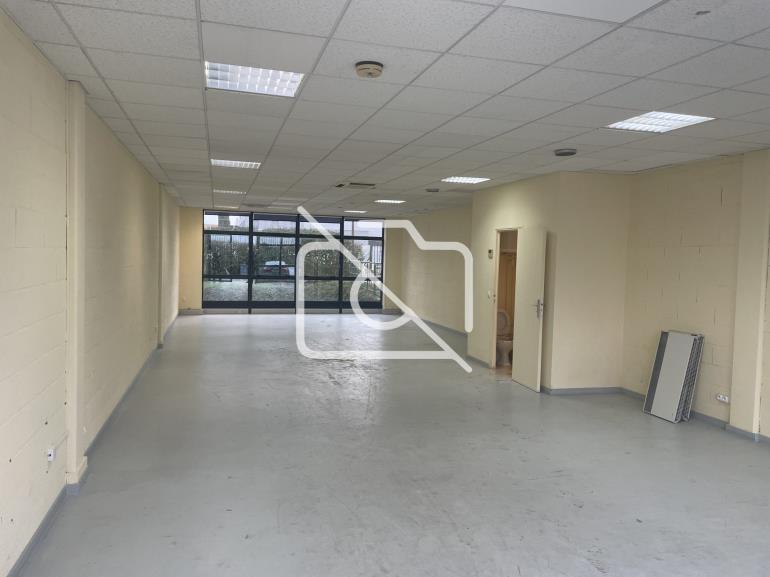 Entrepôt à louer à Les Ulis - 300 m²