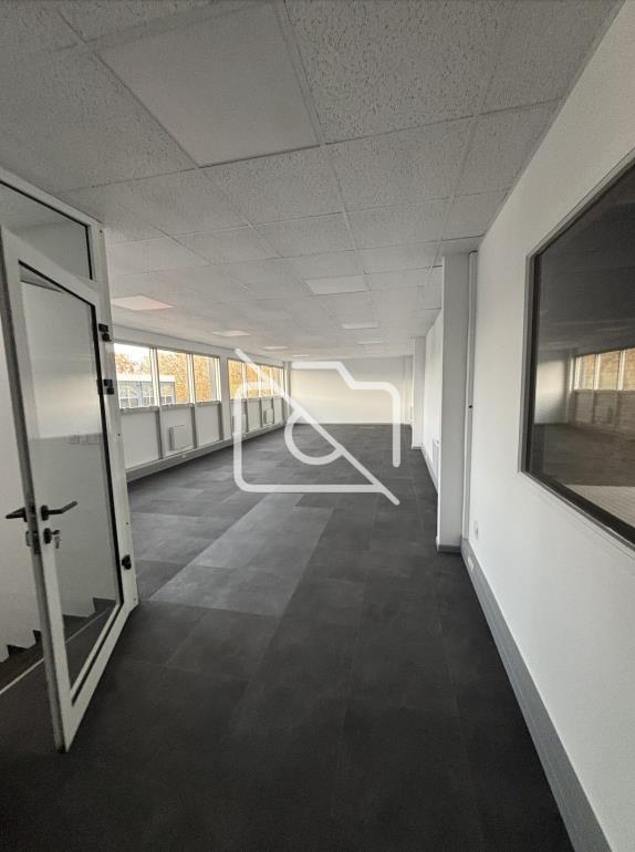 Entrepôt à louer à Élancourt - 382 m²