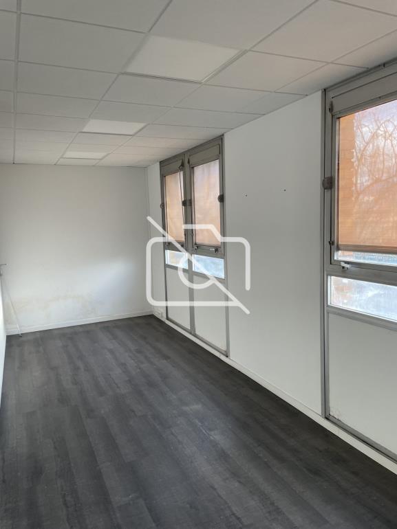 Entrepôt à louer à Buc - 620 m²