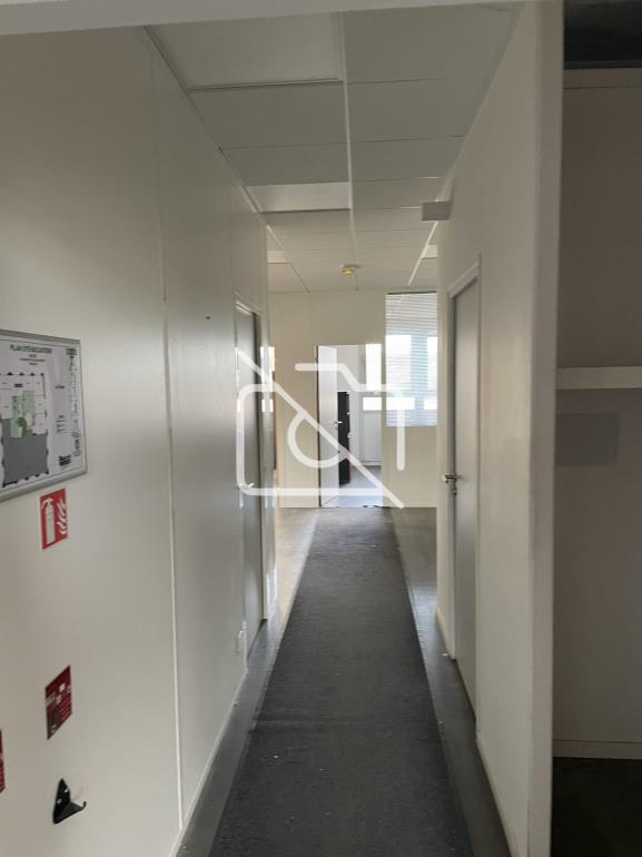 Entrepôt à louer à Buc - 620 m²