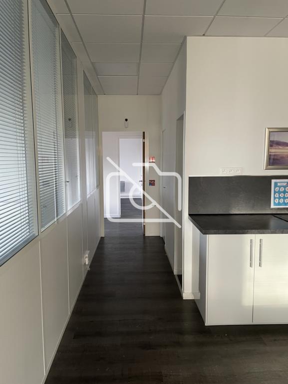 Entrepôt à louer à Buc - 620 m²