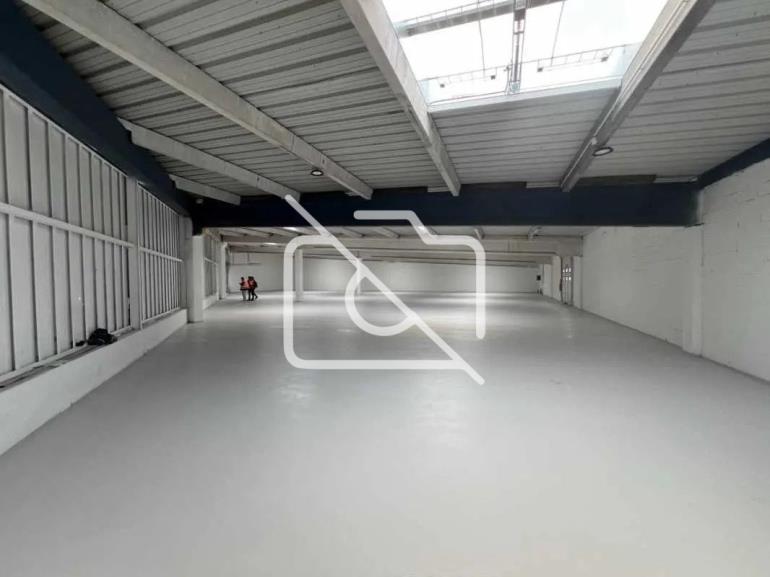 Entrepôt à vendre à Coignières - 980 m²