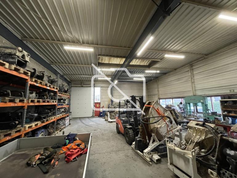 Entrepôt à vendre à Magny-les-Hameaux - 445 m²