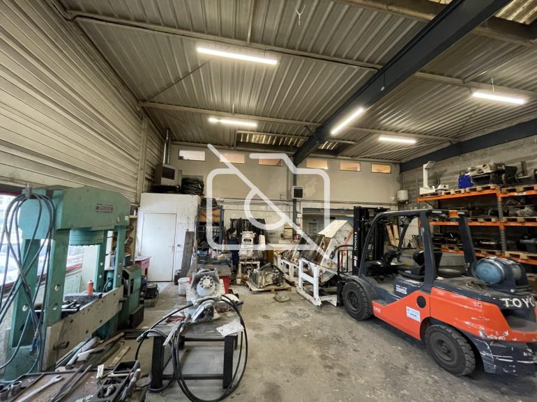 Entrepôt à vendre à Magny-les-Hameaux - 445 m²