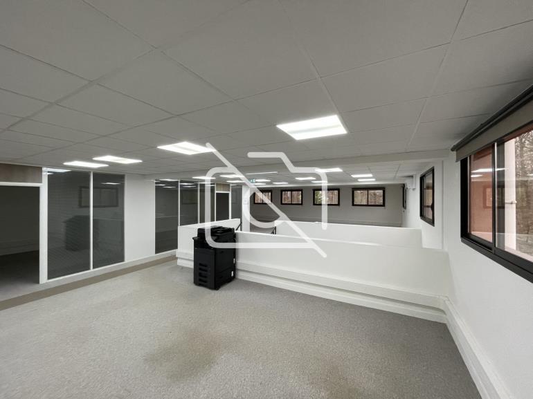 Entrepôt à vendre à Jouy-en-Josas - 647 m²