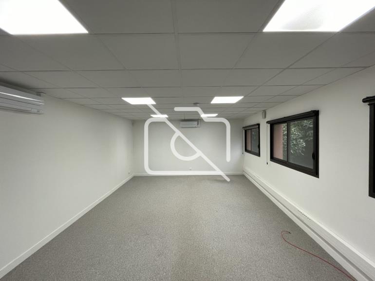 Entrepôt à vendre à Jouy-en-Josas - 647 m²