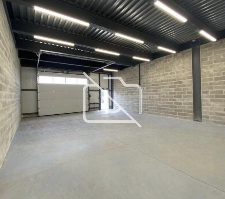 Entrepôt à louer à Bois-d Arcy - 300 m²
