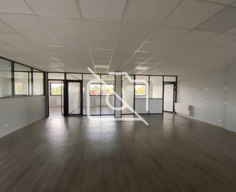 Entrepôt à louer à Bois-d Arcy - 300 m²
